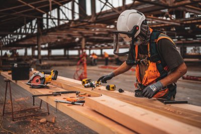 Waarom is veiligheidskleding belangrijk op een werkplek?